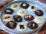 Ricetta Mendiants al cioccolato con frutta secca: cioccolatini croccanti fatti in casa