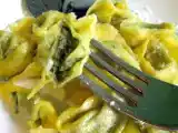 Ricetta Tortelloni di ricotta e spinaci conditi con burro fuso, salvia e parmigiano.