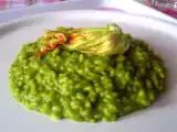Ricetta Un fiore si posa su un risotto alla crema di zucchine e zafferano