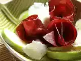 Ricetta Rose di bresaola, foglie di mela e petali di grana