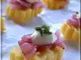 Ricetta Assaggio d'autunno: crostini di polenta con confit di cipolla rossa e panna acida
