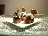 Ricetta Cubi fritti di pane con confettura di cipolle rosse, gorgonzola e croccante di sesamo