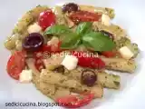 Ricetta Pasta fredda al pesto, con pomodorini, scamorza, ed olive di gaeta