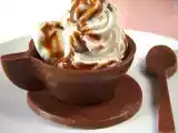 Ricetta Tazzine di cioccolato al latte con gelato al whisky, panna montata e caramello