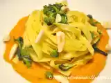 Ricetta Tagliatelle allo zafferano su salsa di zucca, con cime di rapa e mandorle.