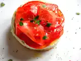 Ricetta Cheesecake al basilico con petali di pomodoro.