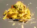 Ricetta Due piccioni con una fava e tagliatelle di farro con fiori di zucca e piselli.