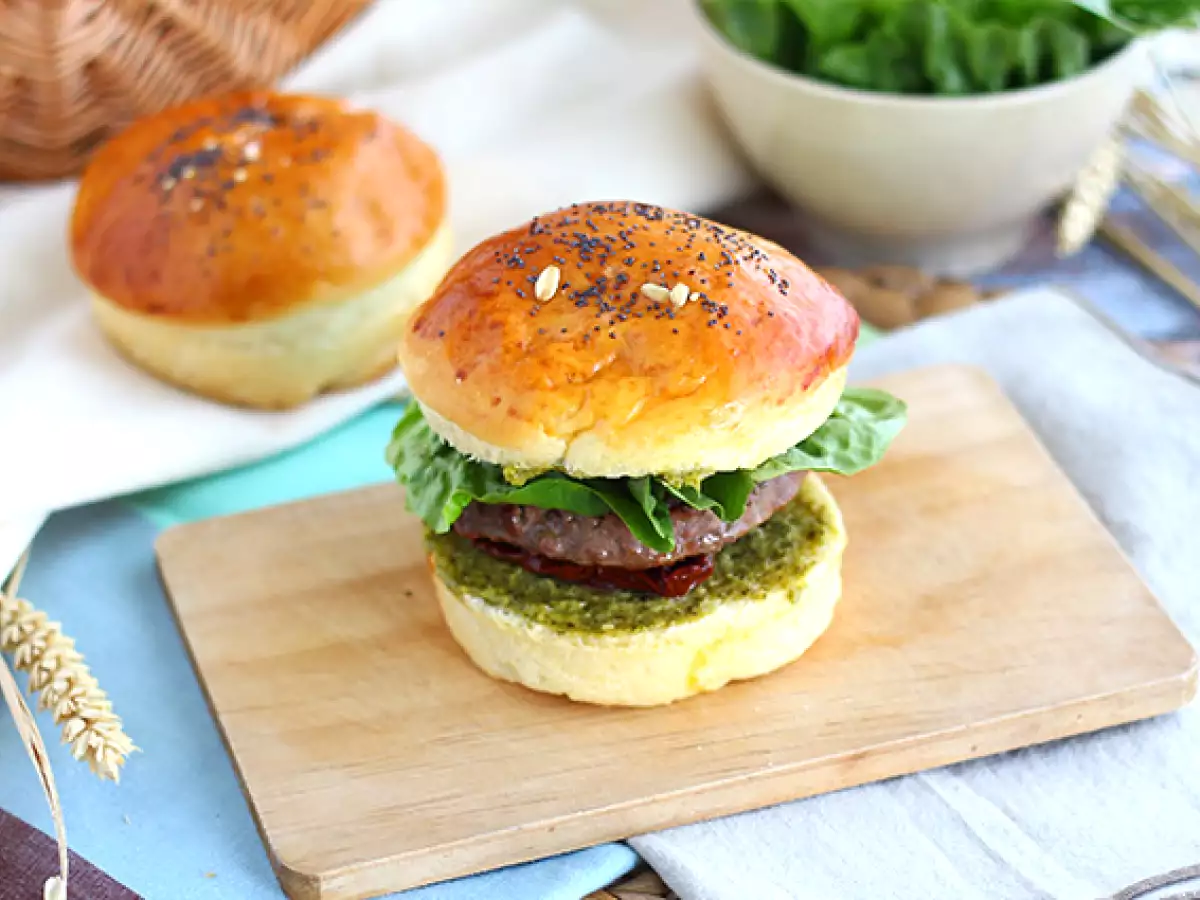 Ricetta Hamburger all'italiana: pesto, pomodori secchi e mozzarella