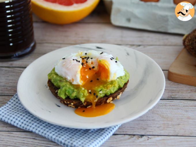 Avocado toast con uovo in camicia