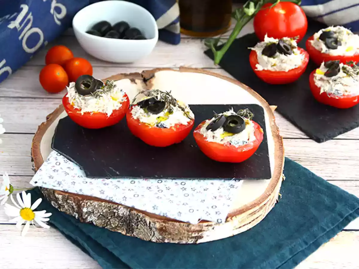 Ricetta Pomodori ripieni con tonno, formaggio fresco e olive nere