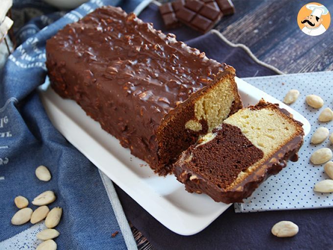 Plumcake marmorizzato ricoperto di cioccolato e mandorle