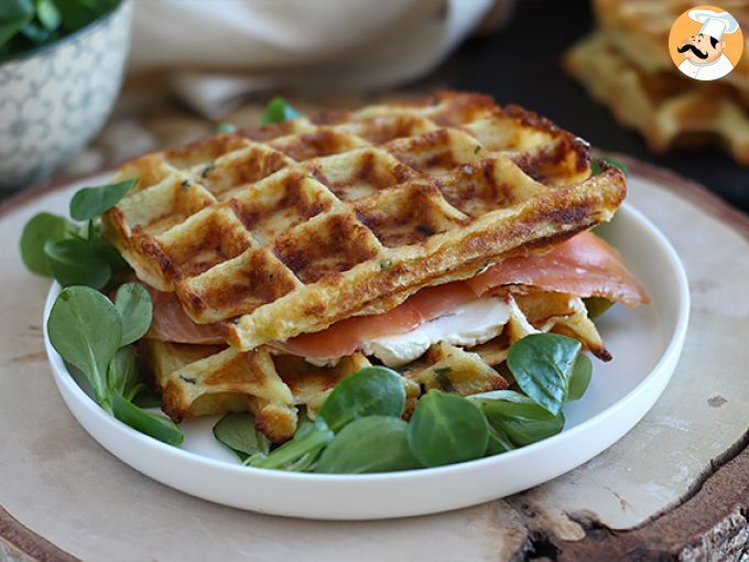 Waffle salati ripieni con salmone affumicato e formaggio fresco