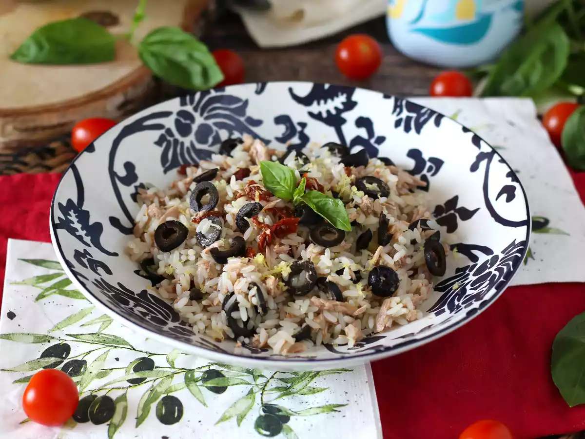 Ricetta Insalata di riso mediterranea: tonno, olive, pomodori secchi e limone