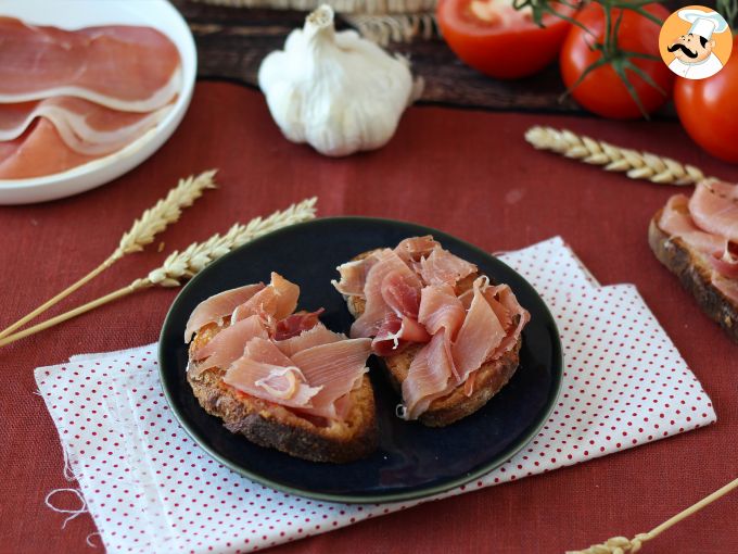 Bruschetta con prosciutto crudo e pomodoro