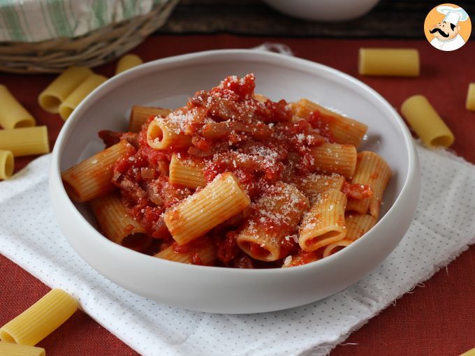 Pasta all'amatriciana, la ricetta tradizionale spiegata passo a passo