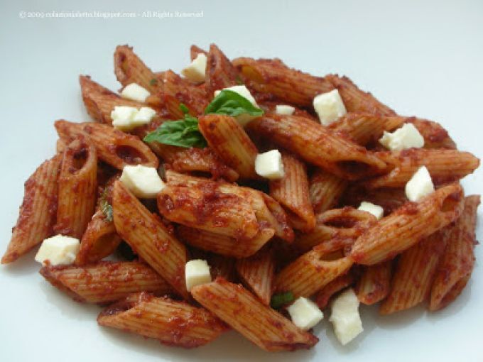 Pasta fredda con patè di olive, pomodoro e mozzarella