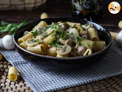 Ricetta Pasta cremosa con funghi e salsiccia