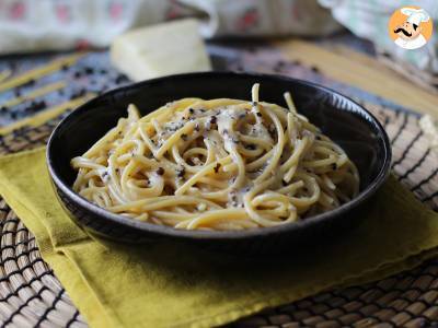 Ricetta Spaghetti cacio e pepe: 3 ingredienti, un'esplosione di gusto!