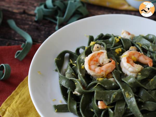 Ricetta Pasta alla spirulina con gamberi e limone: un primo piatto ricco di nutrienti e dal gusto unico