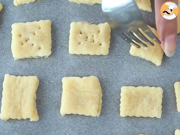 Biscottini salati con caprino e sale nero di cipro - Ricetta Petitchef