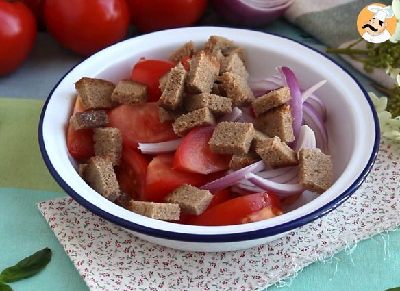 Insalata di pane di segale, pomodorini e feta - Basilico Secco