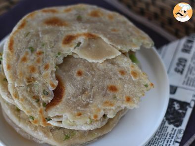 Scallion pancake, le piadine cinesi con i cipollotti - Ricetta Petitchef