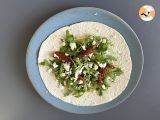 Tappa 3 - Wrap vegetariano con hummus, rucola, peperoni e feta