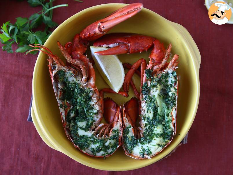 Astice al forno con prezzemolo e limone: semplicità e raffinatezza a tavola.