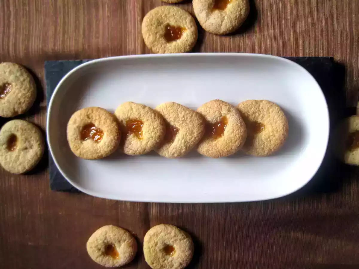 Biscotti di semola di grano duro con marmellata di albicocche