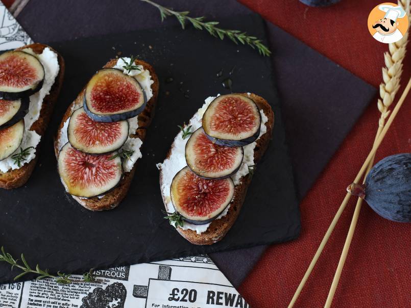 Bruschetta di fichi con formaggio fresco, miele e rosmarino