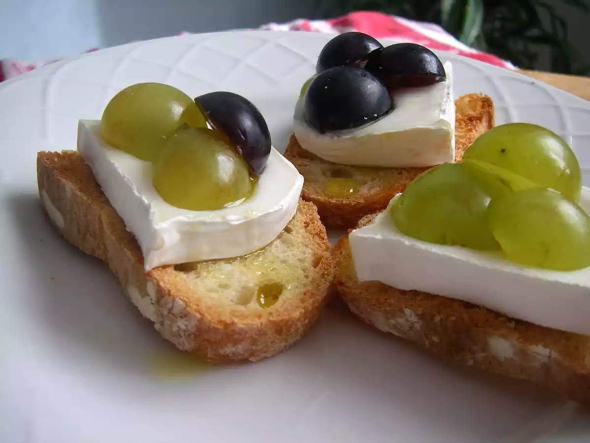Bruschetta formaggio di capra e uva - foto 2