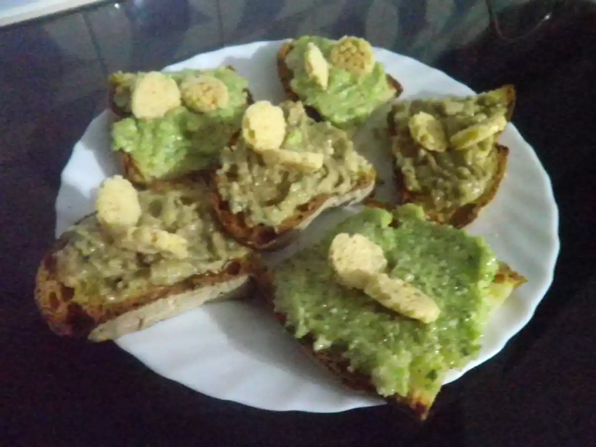 Bruschette al pesto di melanzane e zucchine