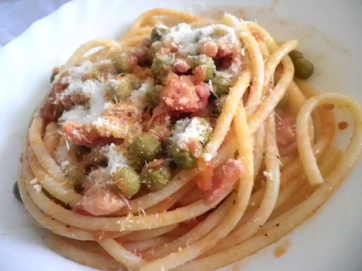 Bucatini con pancetta piselli e pomodoro - foto 3