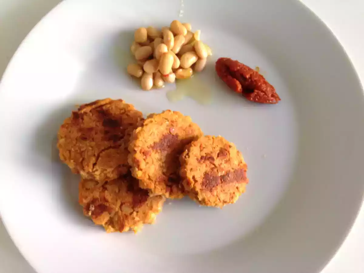 Burger vegetariani con fagioli di soia e pomodori secchi