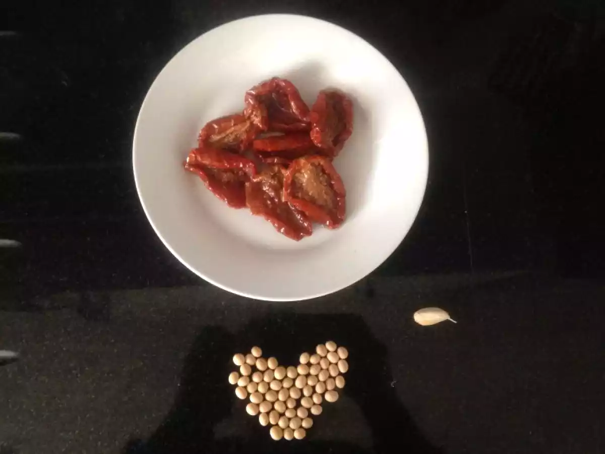 Burger vegetariani con fagioli di soia e pomodori secchi - foto 2