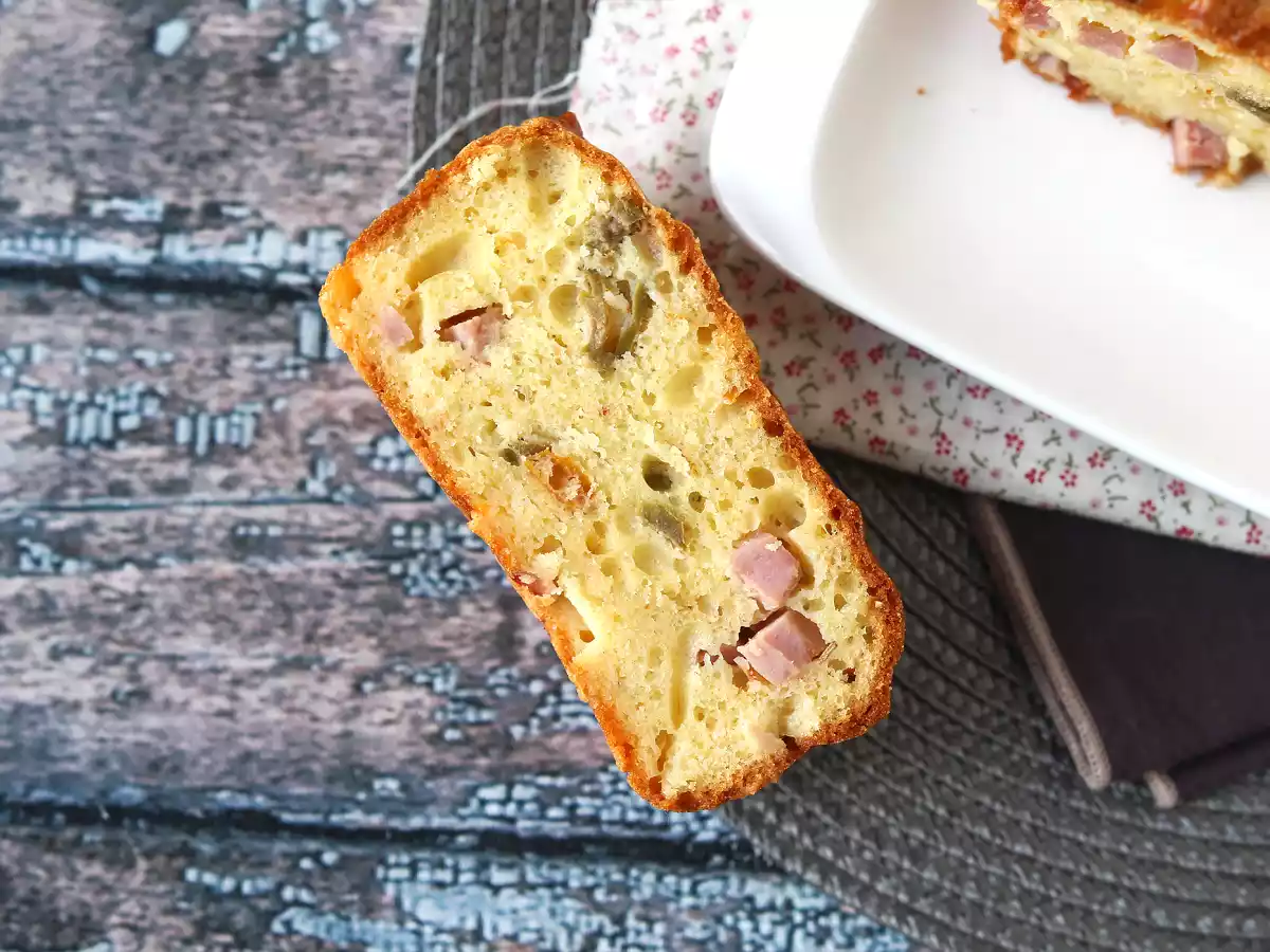 Cake salato con skyr, prosciutto cotto, olive e pomodori secchi - foto 3