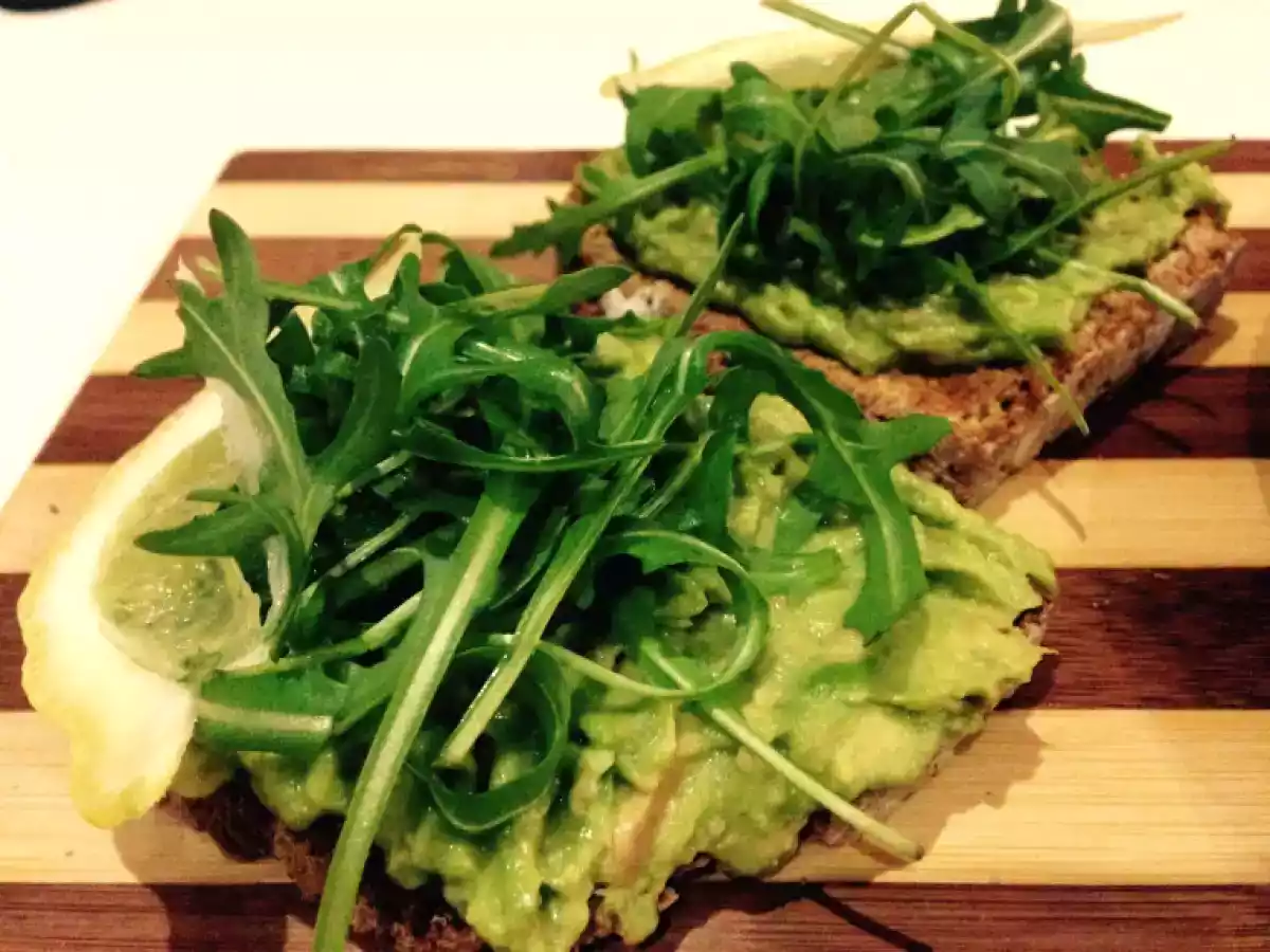 Calamari ripieni al forno con crostini di avocado e rucola - foto 2