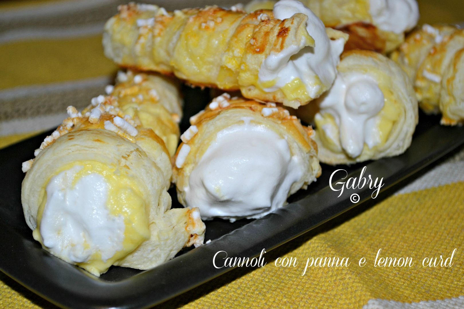 Cannoli di pasta sfoglia con panna montata - Fidelity Cucina