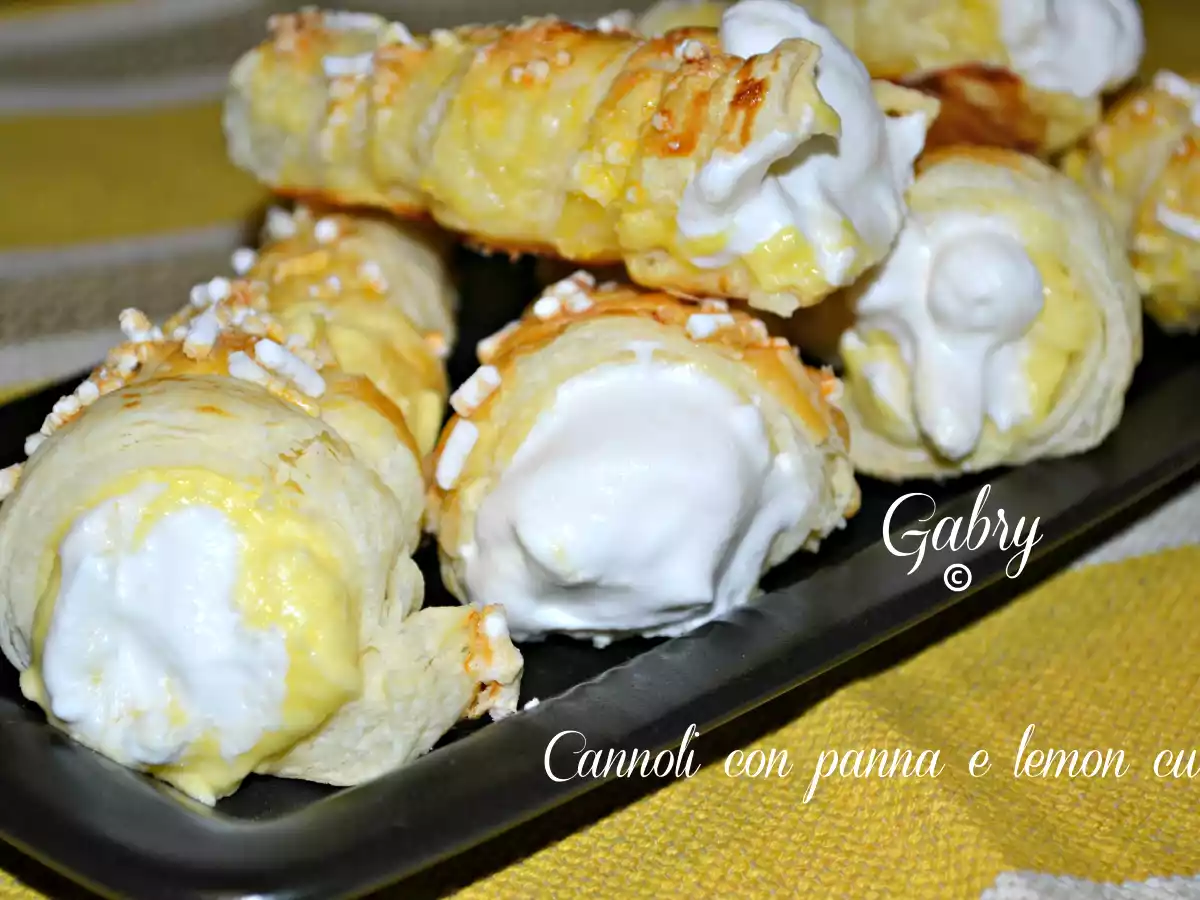 Cannoli di pasta sfoglia con lemon curd e panna montata
