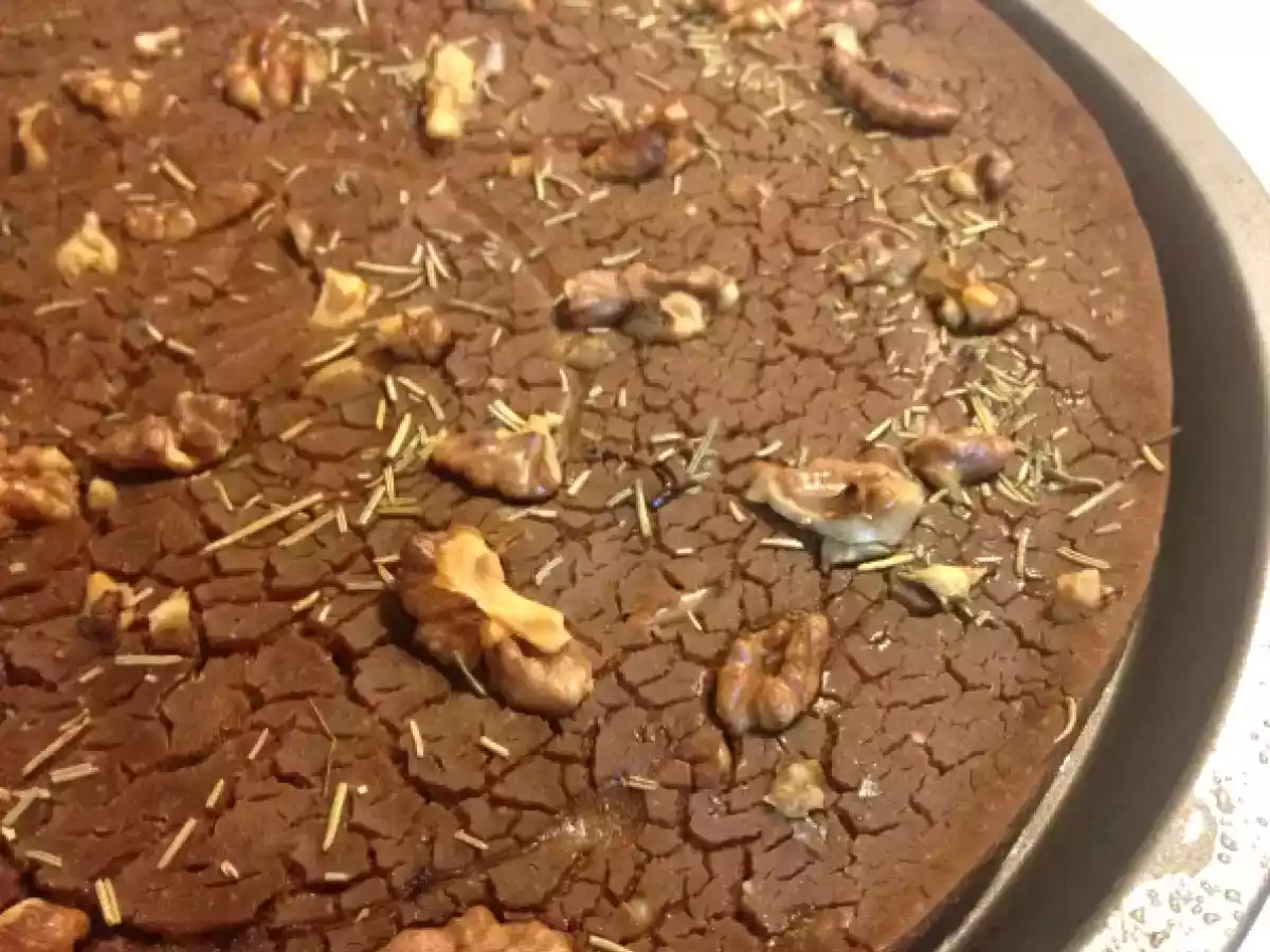 Castagnaccio con noci e uvetta