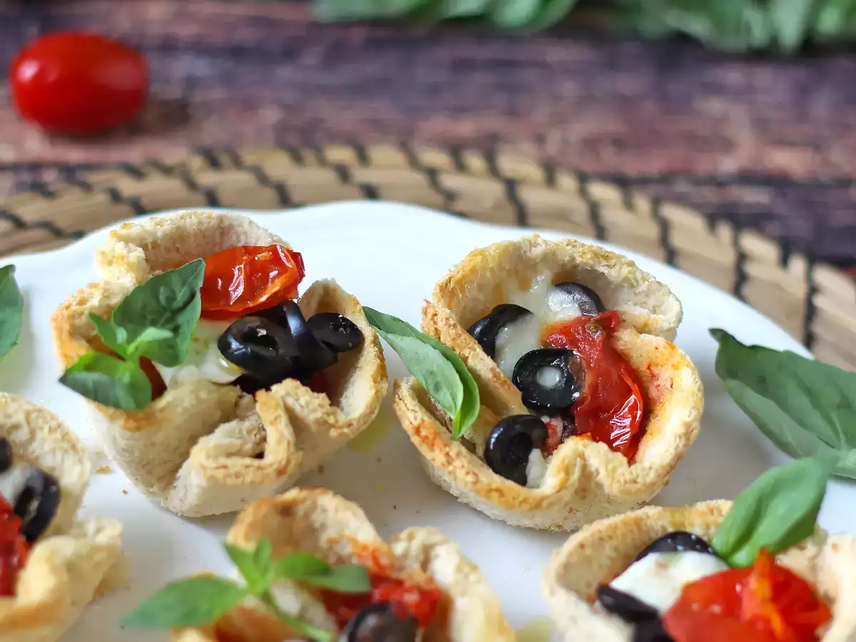 Cestini di pancarré con mozzarella, pomodorini e olive nere