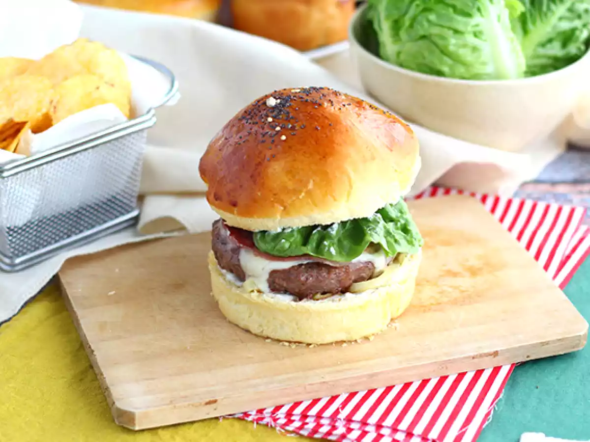 Cheeseburger con pancetta e cipolla