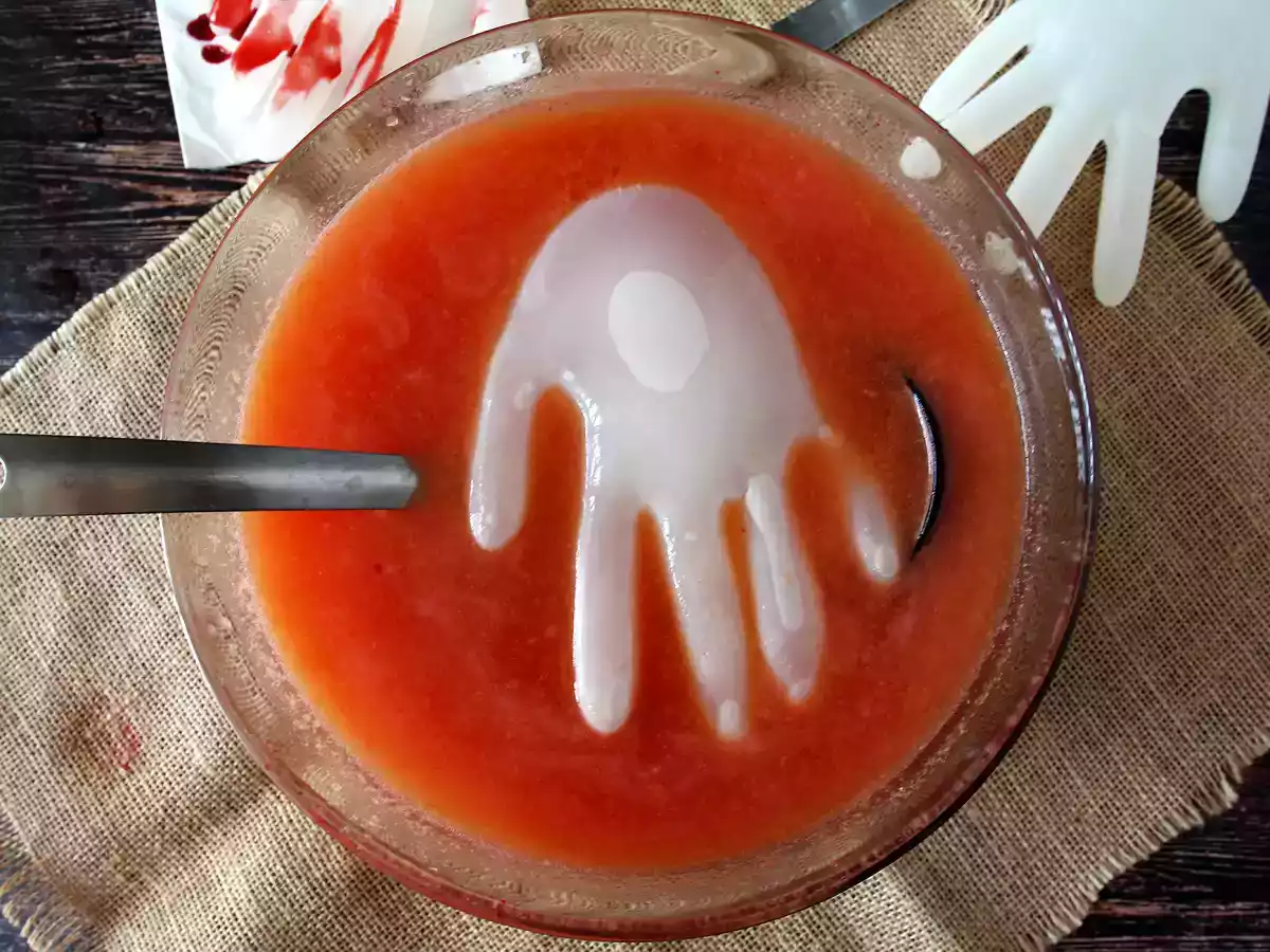 Cocktail di Halloween con mano di ghiaccio, un drink da paura! - foto 3