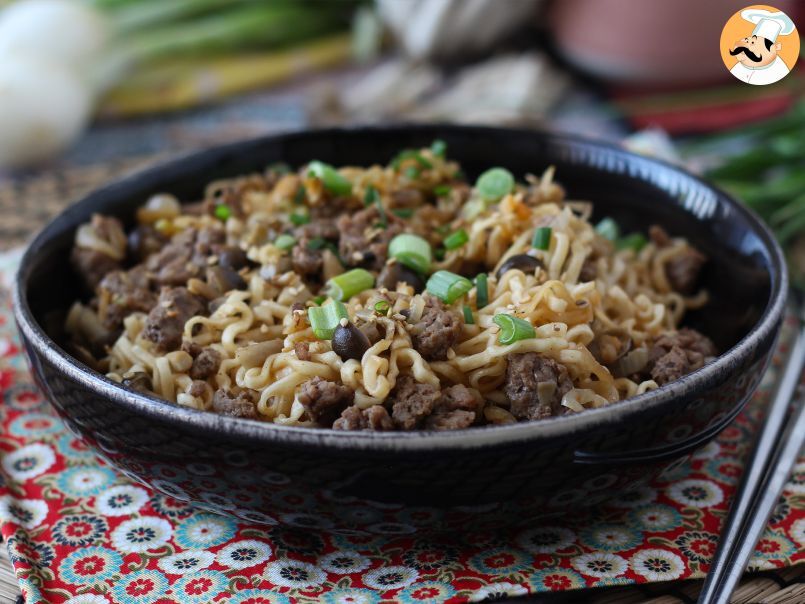 Come si cucinano i noodles istantanei? La ricetta veloce con manzo e funghi!