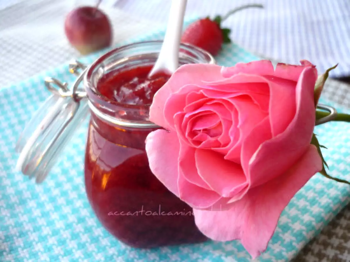 Confettura di corniolo e petali di rosa: la ricetta fatta in casa dal sapore delicato e floreale - foto 2