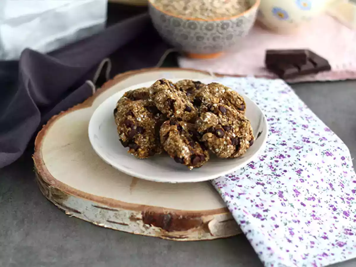 Cookies vegani con 3 ingredienti: fiocchi d'avena, banana e cioccolato