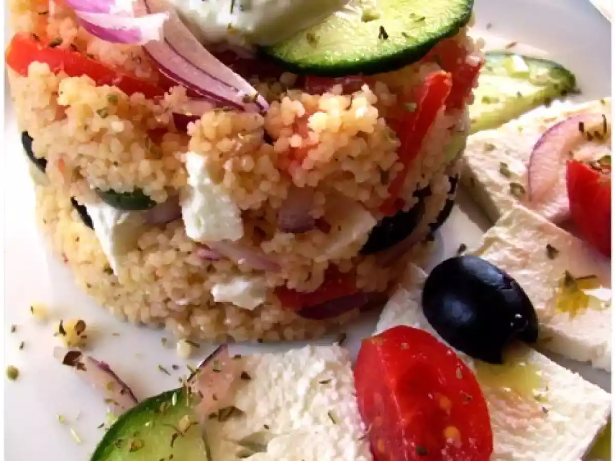 Cous cous all'insalata greca con feta e tzatziki - foto 2