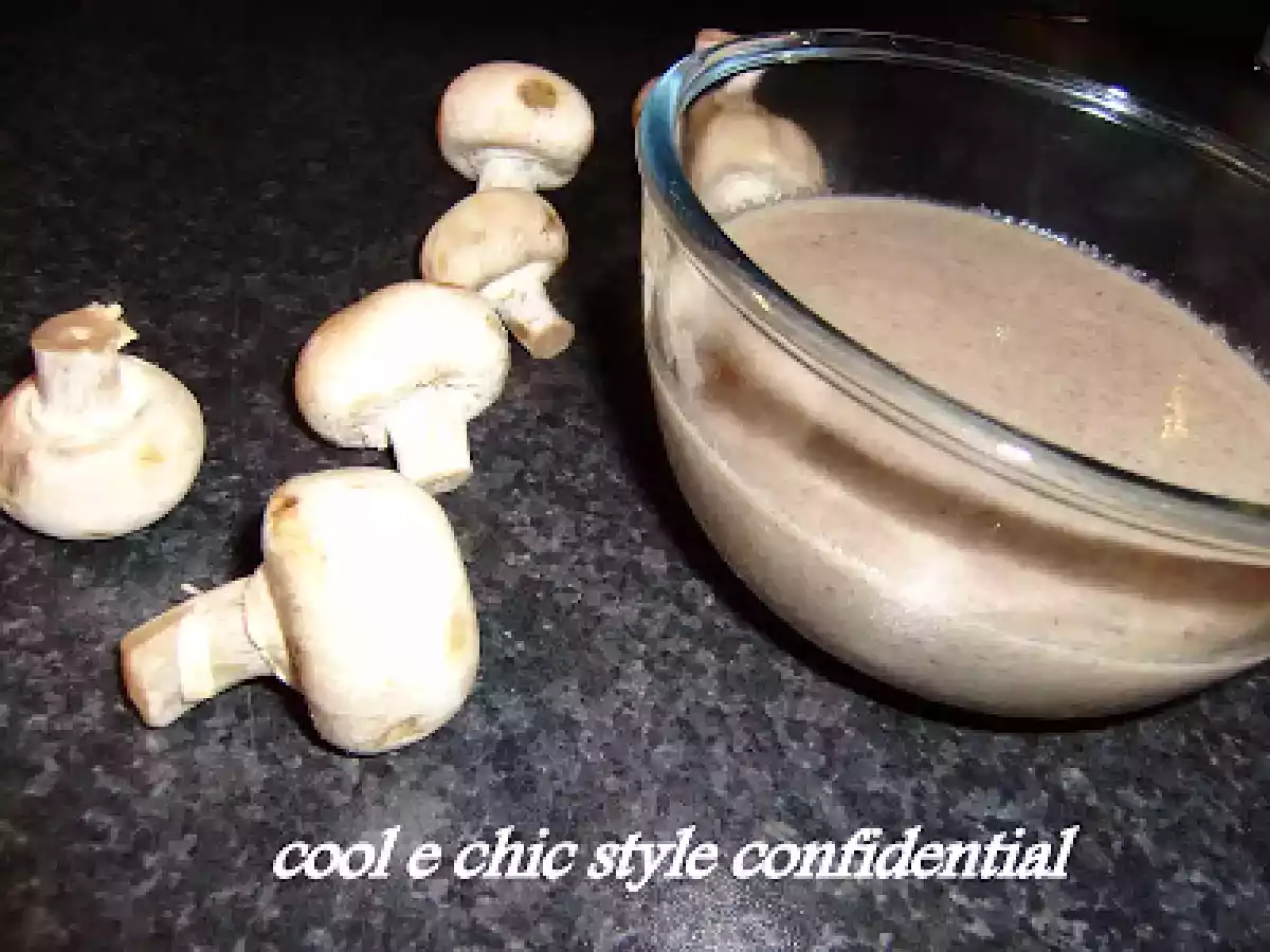 CREMA AI FUNGHI CON CROSTINI DI BAGUETTE AROMATIZZATI ALLE ERBE ED AGLIO - foto 2