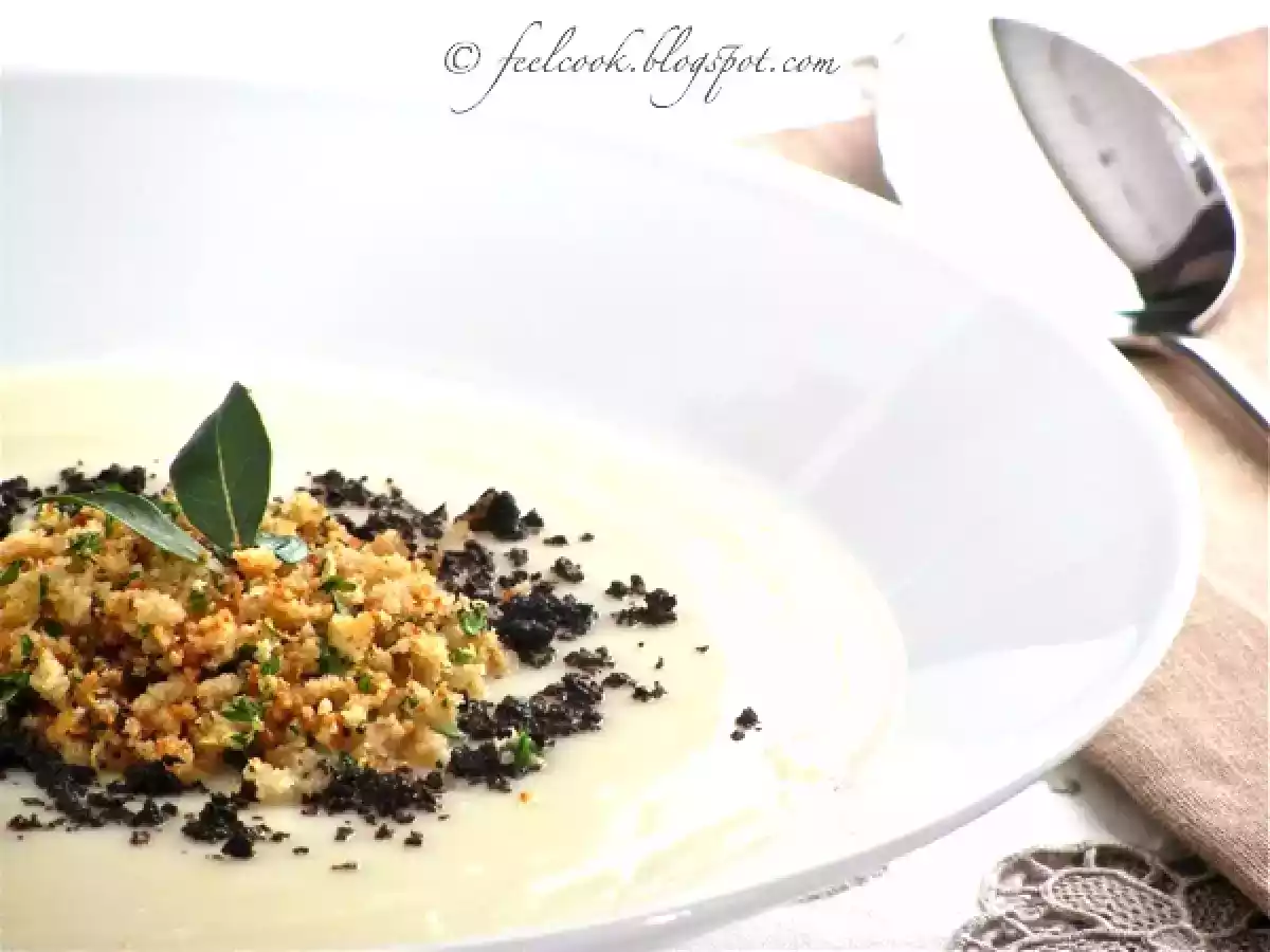 Crema di cavolfiore con briciole di pane e polvere di olive