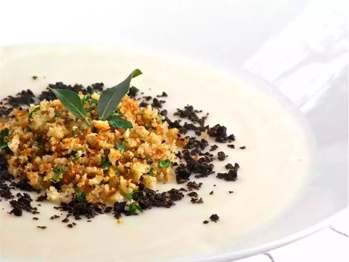 Crema di cavolfiore con briciole di pane e polvere di olive - foto 2
